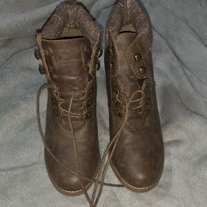 Elegant Brown Lace-Up Boots for Women